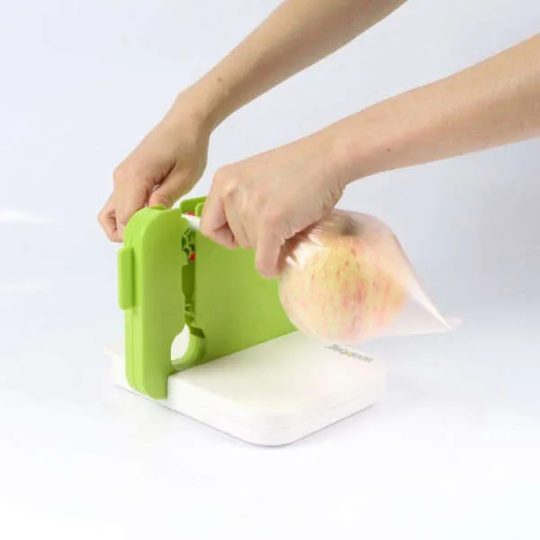 Bago - Portable bag closing device